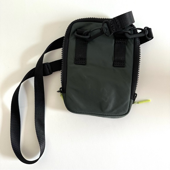 Easy Access Lululemon crossbody bag - Picture 3 of 3